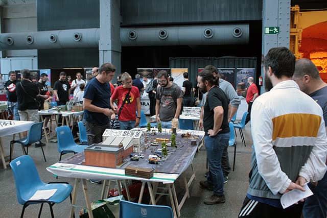 Gente jugando Wargames en las LES